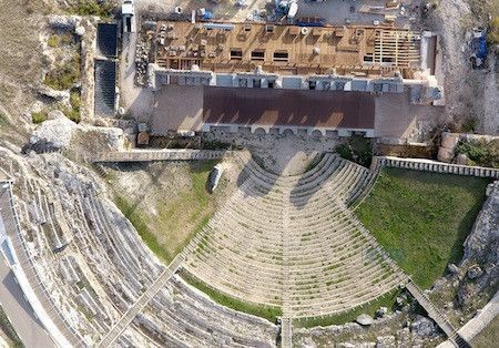 Vista aérea del teatro romano de Clunia