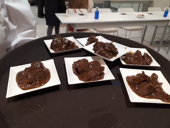 Guiso de ciervo con ciruelas al oporto, de Gloria Lucía