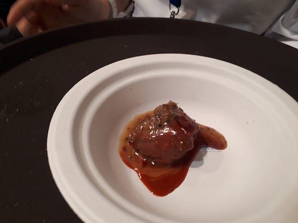 Tapa con salsa de rosas y sauco