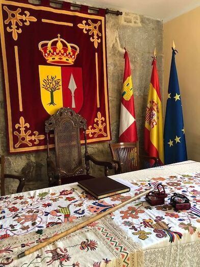 Salón de plenos del ayuntamiento, con las medallas de San Blas preparadas