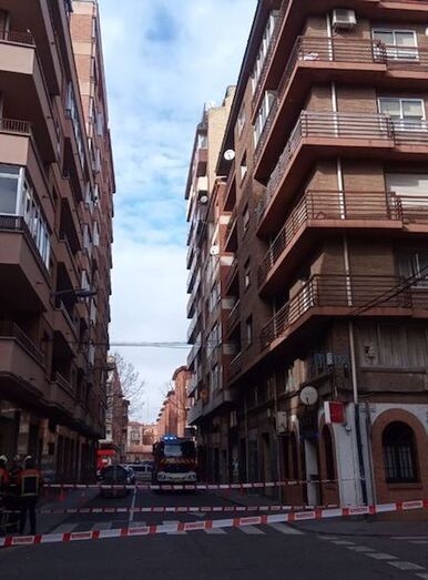 Calle cortada por la caída de tejas