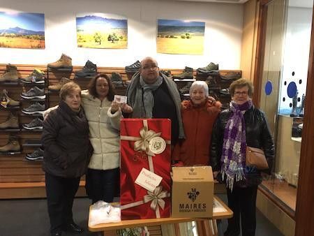 Rosy, de blanco, recibiendo el premio