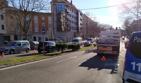 Camión con las vigas en la calzada