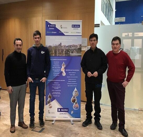 Presentación del alumno becado en la sede de AQUONA