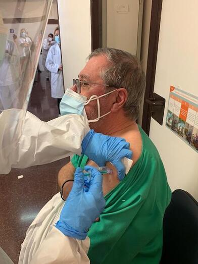 Trabajadores del centro de salud Santa Elena, en pleno proceso de vacunación