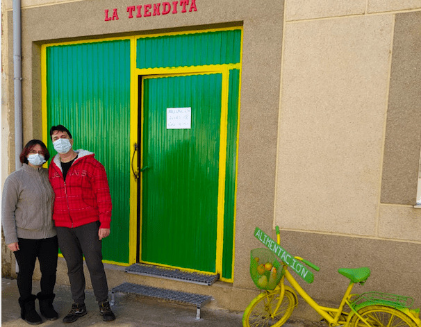 Los dos emprendedores, en la puerta de "La tiendita"