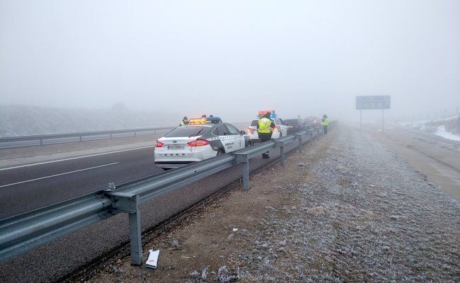 Corte de tráfico en la A66, con efectivos de la Guardia Civil ayudando a los conductores