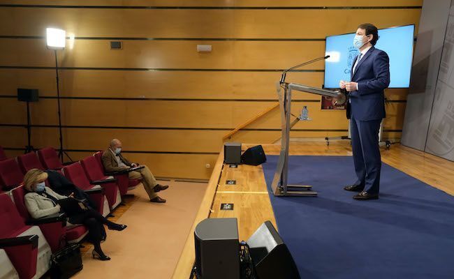 Fernández Mañueco, durante la comparecencia, en presencia de Francisco Igea y Verónica Casado