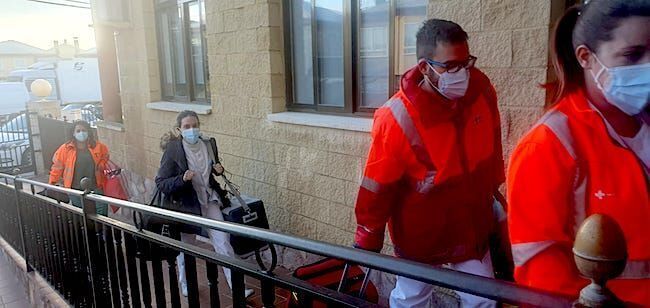 Los sanitarios, llegando con la vacuna a Los Rosales