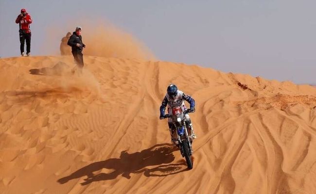 Sara, entre las dunas de la etapa de hoy