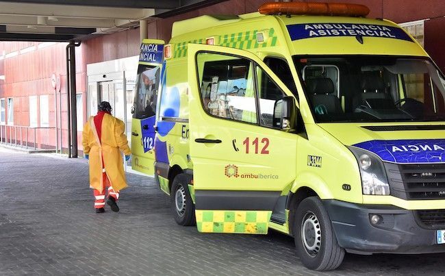Llegada de una ambulancia a las Urgencias del Virgen de la Concha
