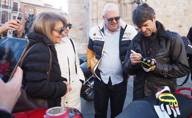 Carlos Checa, junto a Pilar de la Higuera, presidenta de AZAYCA