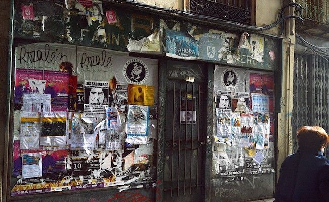 Escaparate, tomado por carteles publicitarios