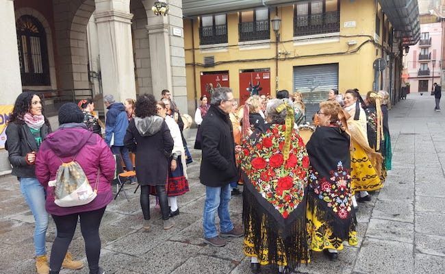 La sentada de la PAH coincidió con la visita de las águedas al ayuntamiento