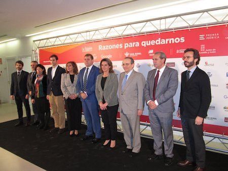 Imagen del PSOE de Zamora, de participantes en la jornada, junto a la vicepresidenta
