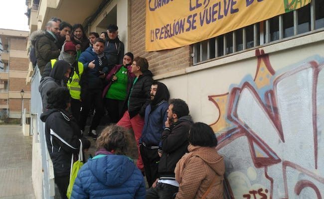Miembros de la PAH, concentrados en el portal de la vivienda