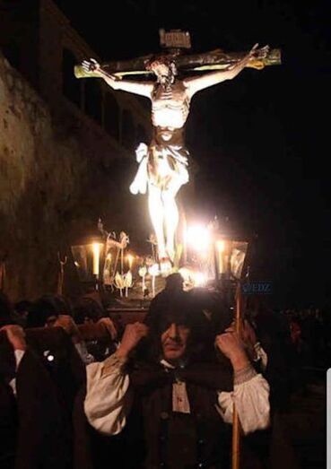 Nacho Gómez, cargando el Cristo del Amparo (imagen de la hermandad)
