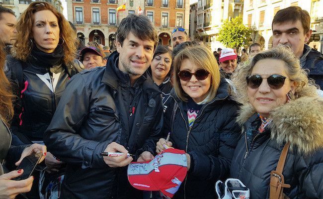 Carlos Checa, firmando un autógrafo a Pilar de la Higuera, de AZAYCA
