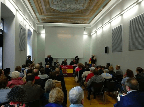 Mucho público y compañeros de IU, en el salón de actos