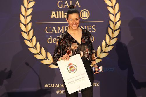 Sara García, en la gala con su diploma conmemorativo