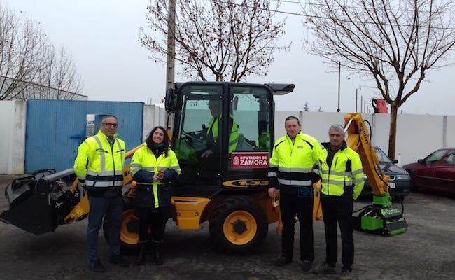 Javier Faúndez Domínguez, recibiendo la nueva desbrozadora