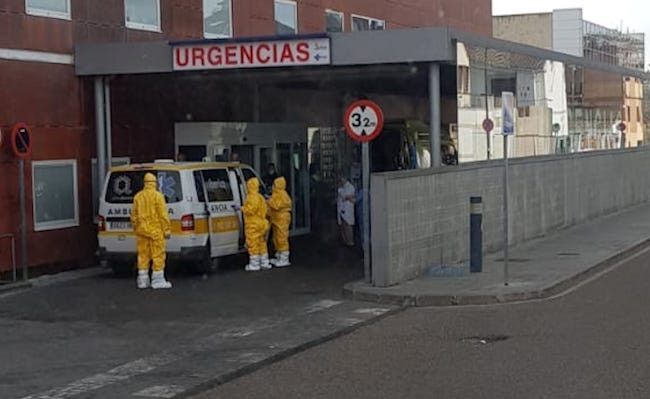 Llegada al hospital de la familia de Vezdemarbán (José Luis Rapado)