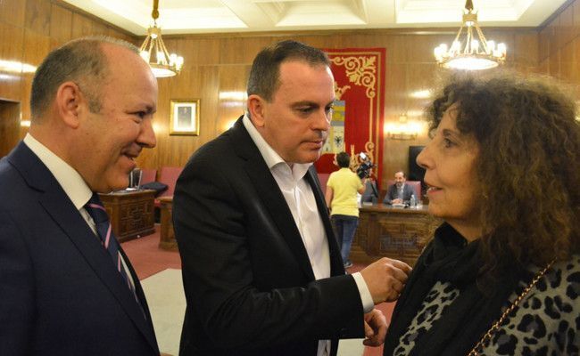 Barrios y Requejo charlan con Rivera, antes del Pleno (Esteban Pedrosa)