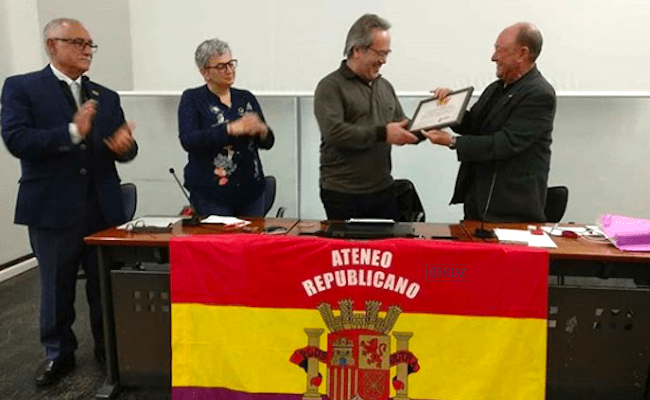 Guarido, recibiendo la distinción