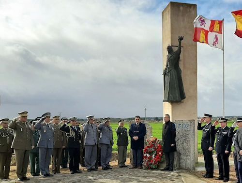 Momento del homenaje, muy marcial