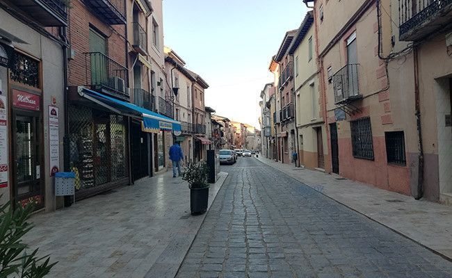 Calle en la que se encuentran varios supermercados de la ciudad.