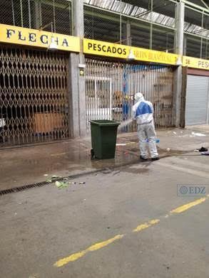 Equipo de Sanigest, en pleno proceso de desinfección