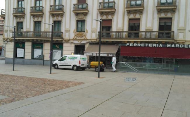 Desinfección en la plaza de la Constitución
