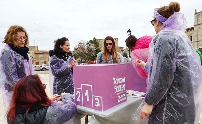 Mujeres durante el proceso de la creación de los cubos.