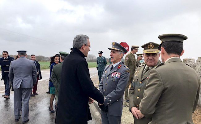 El delegado del Gobierno, junto con los dos jefes del Estado Mayor de España y Portugal