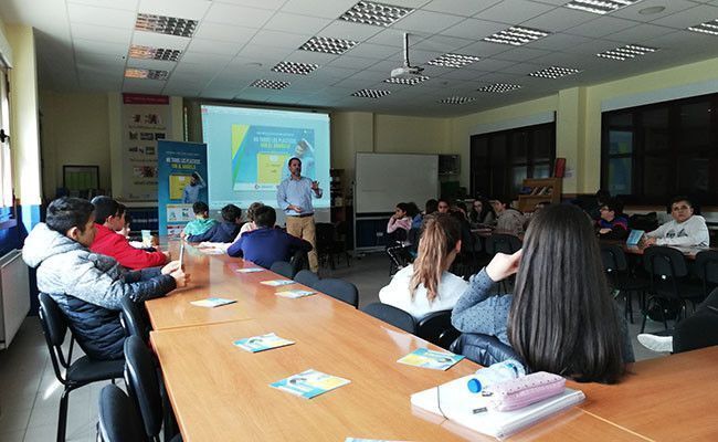 Pacho durante su explicación a los alumnos, en la biblioteca del IES Cardenal Pardo Tavera.