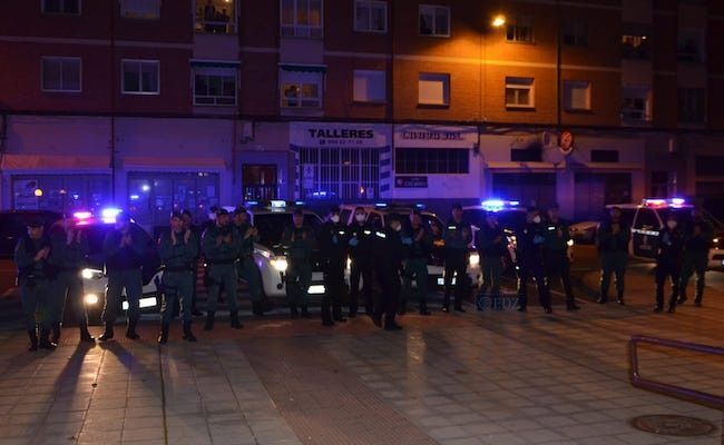 Guardia Civil ante la Residencia de los Tres Árboles