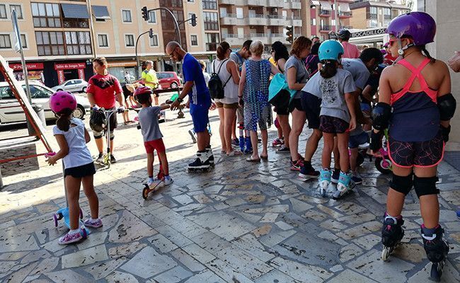 Niños durante una de la actividades de la asociación en verano.
