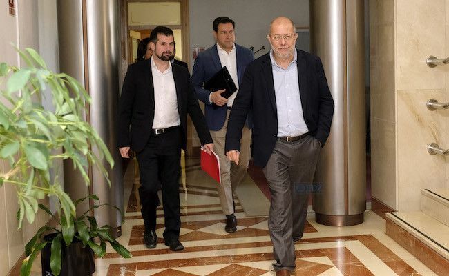 Reunión con todos los grupos parlamentarios