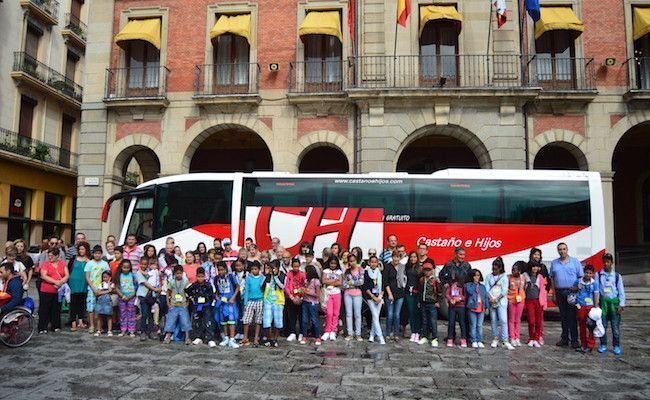 Niños saharauis de Vacaciones en Paz recibidos en la Plaza Mayor (foto de archivo)