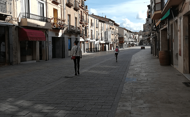 Una niña pasea con su patinete por la Plaza Mayor de Toro.