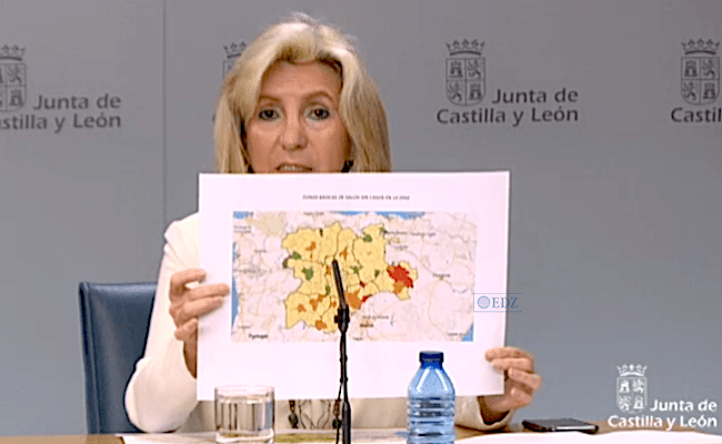 Verónica Casado, mostrando el mapa de incidencia en 14 días