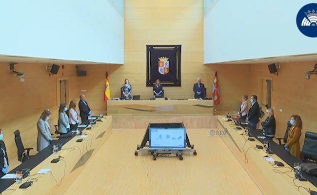 Minuto de silencio, antes de la comparecencia de Isabel Blanco
