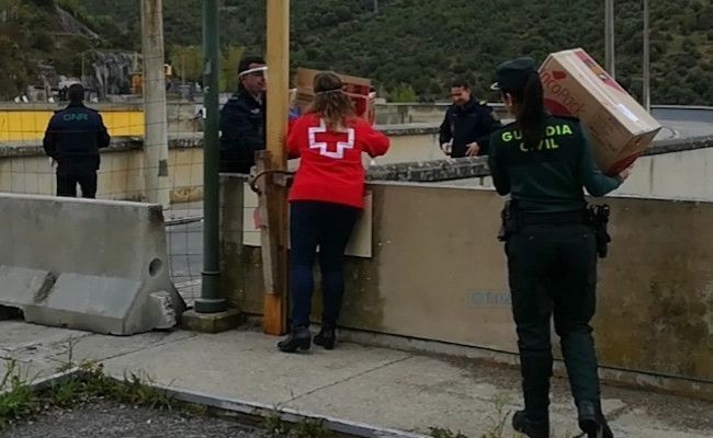 Entrega de medicamentos en el punto fronterizo de Bemposta