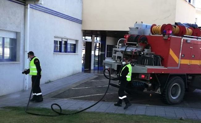 Labores de desinfección en la residencia Los Valles