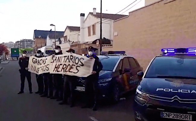 Policías nacionales de Zamora, homenajeando a los sanitarios de Urgencias