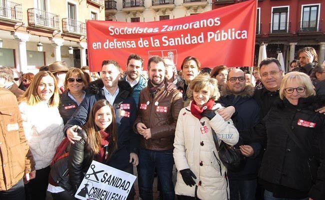 Dirigentes del PSOE de Zamora y de Castilla y León en una manifestación en defensa de la Sanidad Pública
