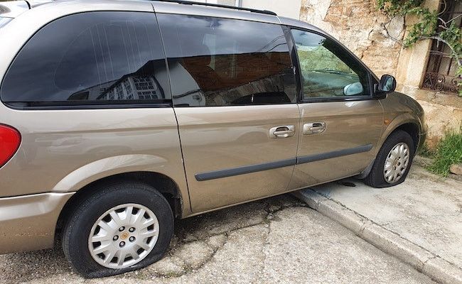 Coche de esta vecina, con las ruedas rajadas