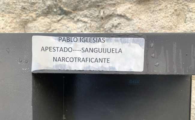 Pegatina contra Pablo Iglesias (vía @javiergmart)