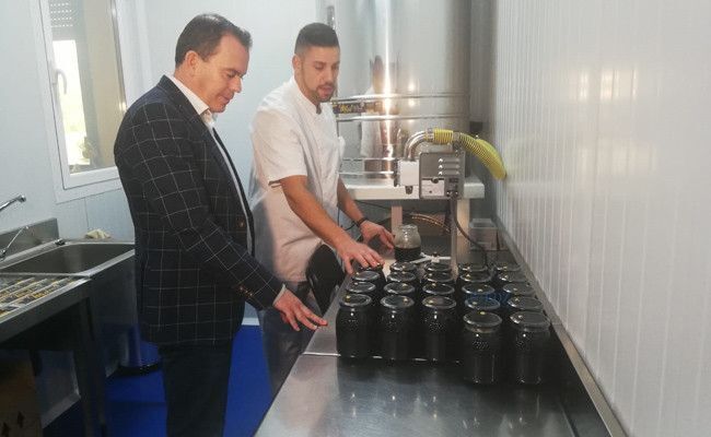 El presidente durante una visita a una pyme relacionada con la miel