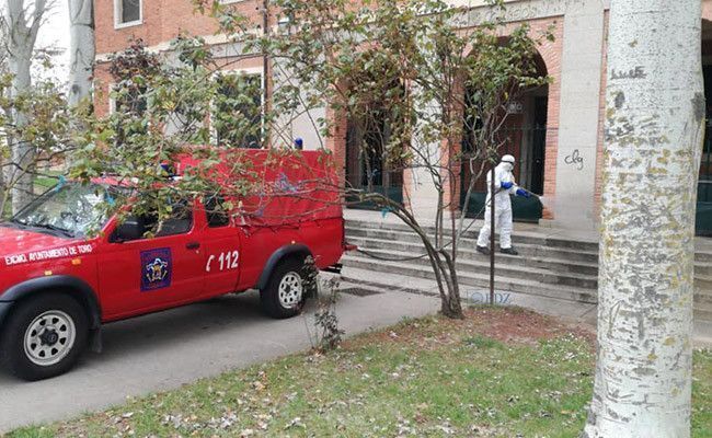 Bomberos de Toro realizando tareas de desinfección. / Fuente: Ayuntamiento de Toro.